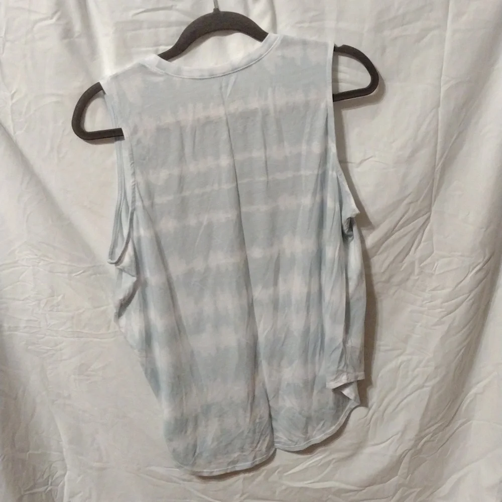 Disney, women's sleeveless top in extra large. - Picture 4 of 4
